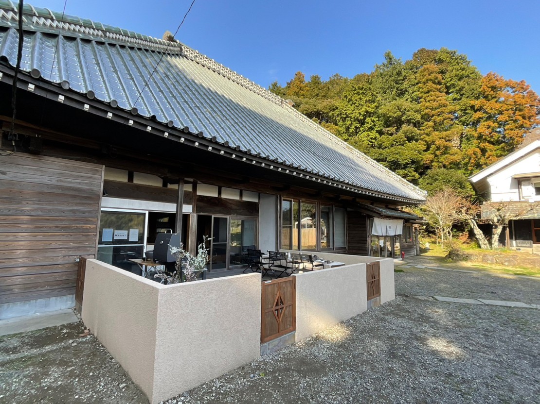 千葉県 勝浦・鴨川のグランピング｜一棟貸し古民家の宿まるがやつ　萱-KAYA-の写真：外観