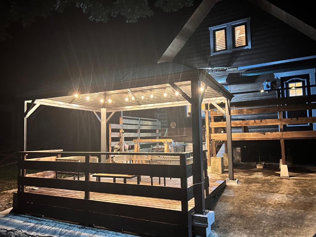 コテージLog｜栃木県・那須・板室｜外観（夜）