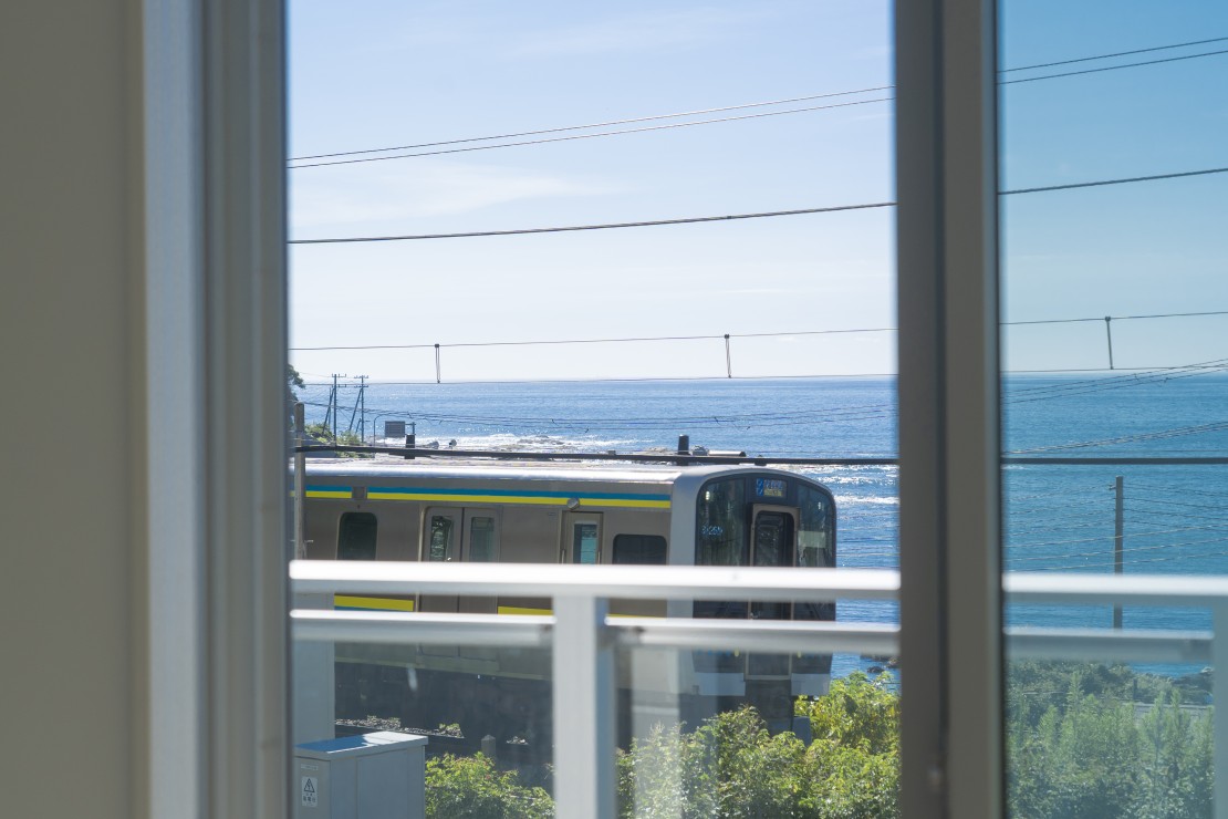 teto｜千葉県・勝浦・鴨川｜2両編成のかわいい電車がすぐ近くを通過します。