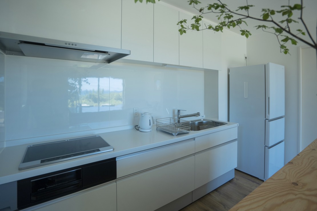 teto｜千葉県・勝浦・鴨川｜白を基調とした明るいキッチン。