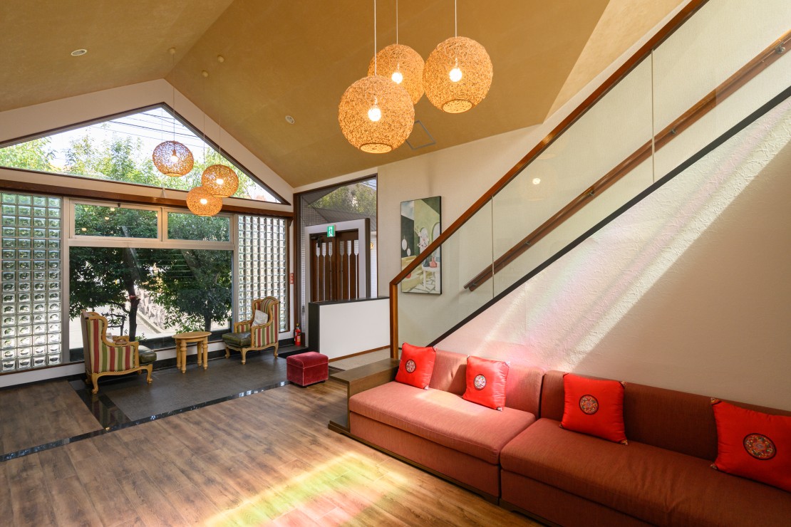 静岡県 伊豆高原のコテージ｜伊豆irohaの写真：■ エントランス
天井高と自然光が迎える、静かで上品なチェックインのはじまり。