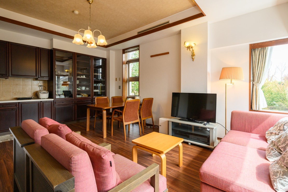 伊豆iroha｜静岡県・伊豆高原｜専用リビングとして設えられたこの空間は、かつての迎賓室の面影を残す上質な佇まい。
クラシックな家具とやわらかな陽光が交差する室内は、静かな歓談や滞在中のリラックスタイムに最適です。
贅沢で、どこかホッとする特別な場所。