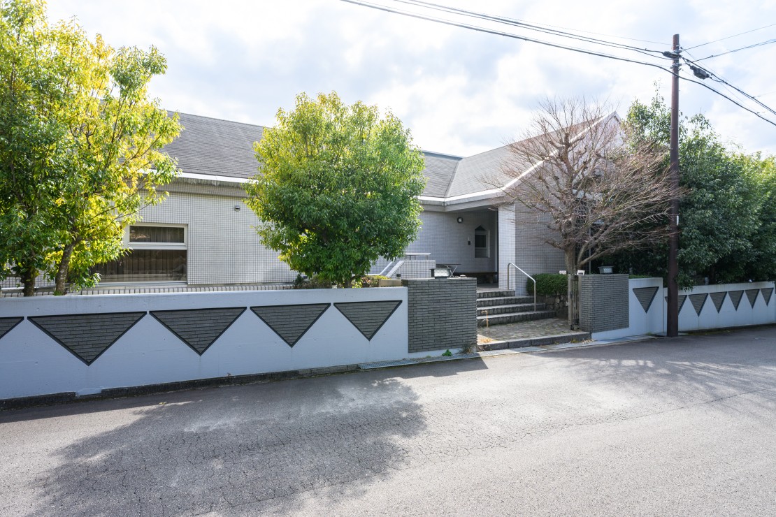 伊豆iroha｜静岡県・伊豆高原｜石畳のアプローチと木々の緑に包まれた、落ち着きあるエントランス。
外からの視線をほどよく遮る設計が、まるで隠れ家のようなプライベート感を演出します。
この扉の先に、静かで上質な時間が待っています。