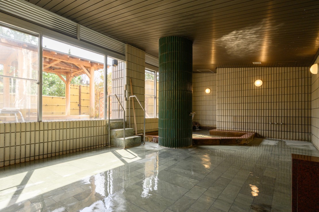 伊豆iroha｜静岡県・伊豆高原｜６つある温泉風呂の中で、もっとも広くゆったりとしたお風呂。
静かに満ちる源泉かけ流しの湯と差し込む光が、心と身体を芯からほどいてくれます。
貸切利用も可能な贅沢な空間で、団体でも気兼ねなく癒しの時間を。