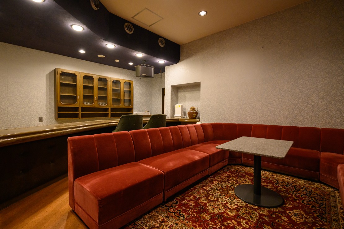 伊豆iroha｜静岡県・伊豆高原｜まるで誰かの隠れ家バーに招かれたような、自由で贅沢な空間。
ドリンクは自分たちで作って、仲間にふるまうのもOK。
歌って、語って、笑って――深夜の時間がもっと特別になる一室です。