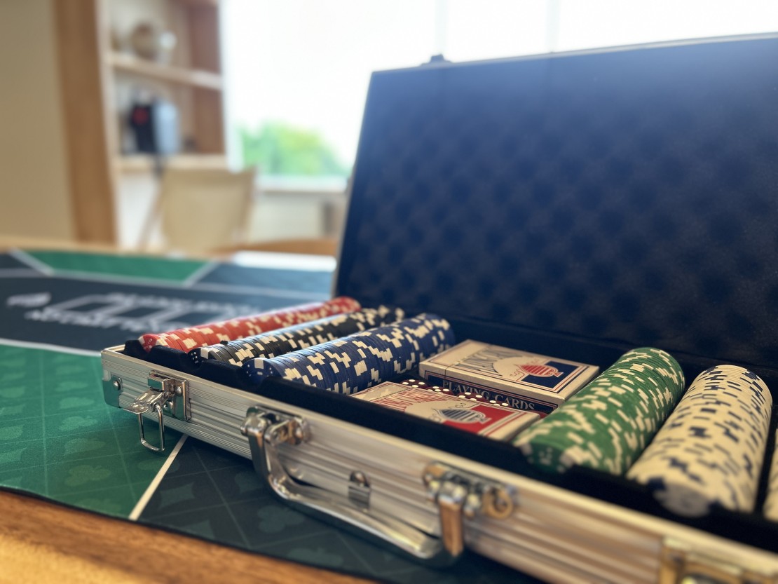 伊豆iroha｜静岡県・伊豆高原｜ラウンジにはポーカーやバカラができるテーブルマットとチップをご用意いたしました。気軽にカジノ気分がお楽しみいただけます♪