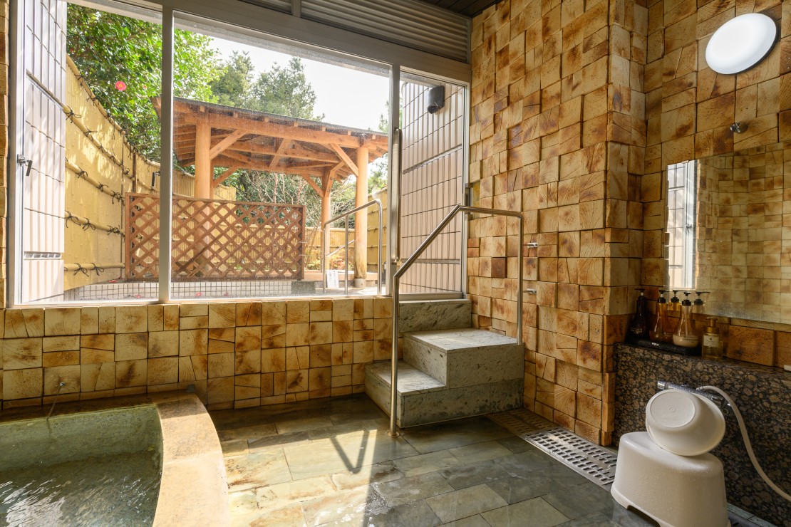 伊豆iroha｜静岡県・伊豆高原｜木の温もりと石の質感に包まれた内風呂から、緑が揺れる露天エリアへ。
鍵をかけて貸切利用できるプライベート空間だからこそ、心も身体もゆるむ静けさを独り占め。
仲間とでも、一人ででも、自由に過ごせる“整う”時間がここにあります。