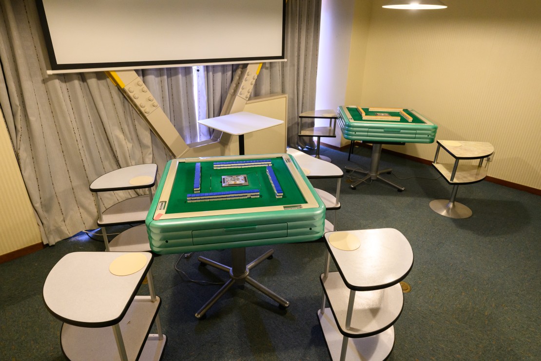 伊豆iroha｜静岡県・伊豆高原｜静かな熱気に包まれる、大人の知的エンタメ空間。
全自動麻雀卓を2卓完備し、真剣勝負も、親睦の一局も思いのまま。
気の合う仲間と過ごす“非日常の夜”を、ここでじっくり味わってください。