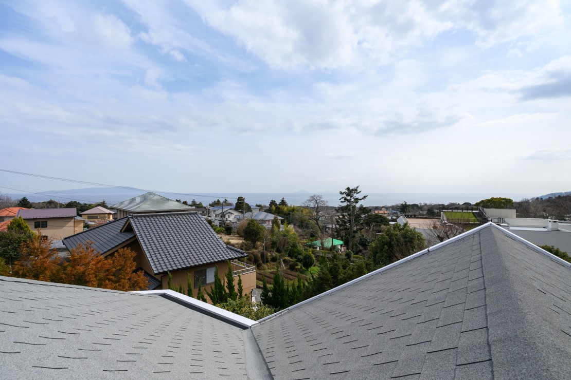 伊豆iroha｜静岡県・伊豆高原｜眼下に広がる伊豆高原の街並み、その向こうにゆったりと佇む海と空。
時間帯によって表情を変えるこの景色は、滞在そのものを特別なものに変えてくれます。
ただ眺める、それだけで心がほどけていく贅沢な時間をお楽しみください。