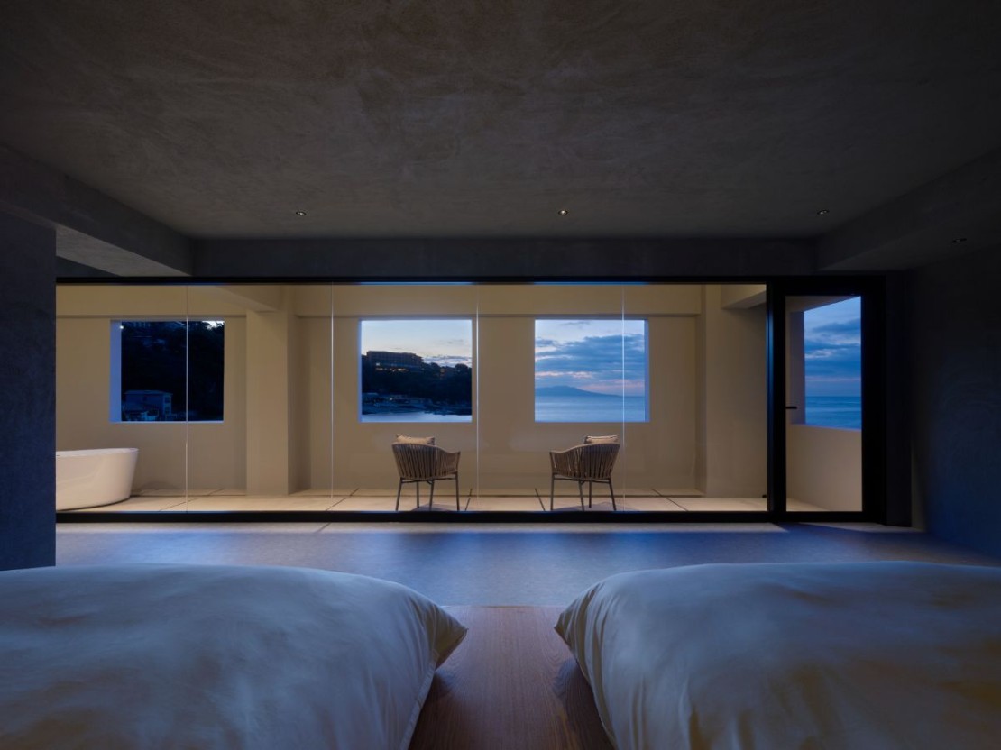 静岡県 伊豆高原のコテージ｜波空-Akazawa-の写真：幻想的なベッドルームからの景色