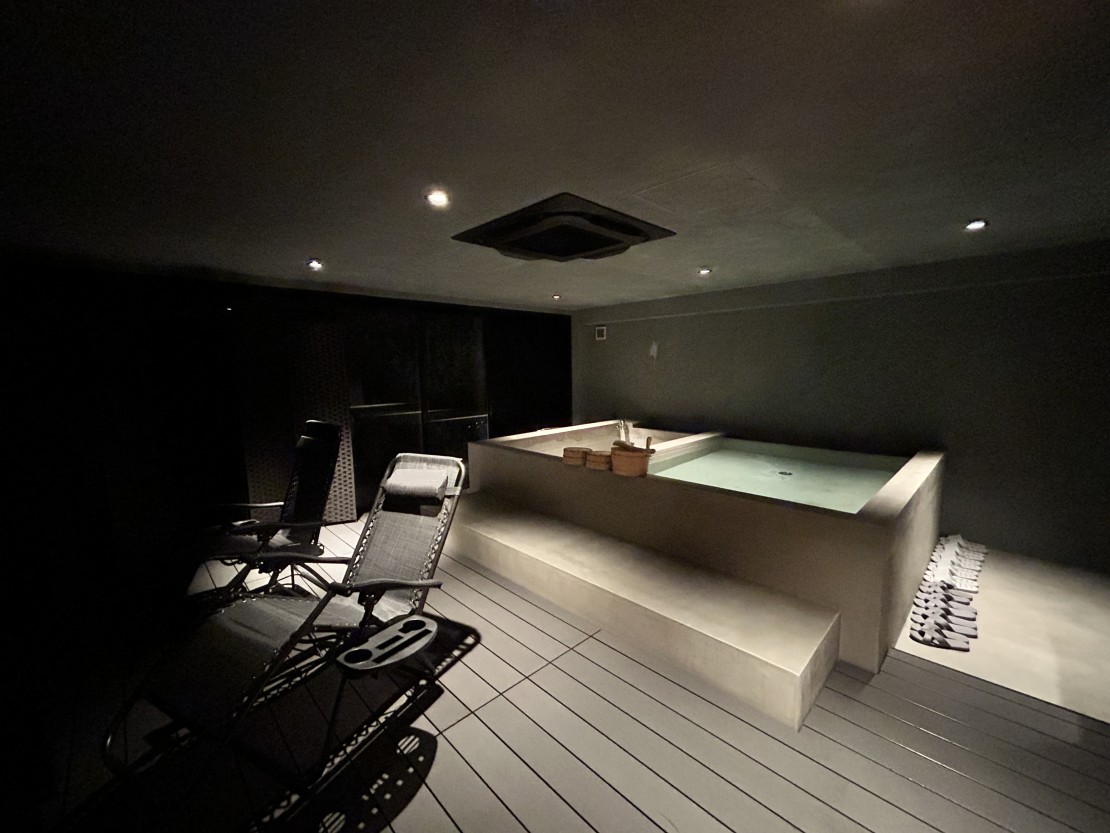 波空-Akazawa-｜静岡県・伊豆高原｜予約時のお申し付けで水風呂の温度もシングルまで下げられます。隣には赤沢の源泉かけ流し温泉。最高のサウナ体験が可能です！