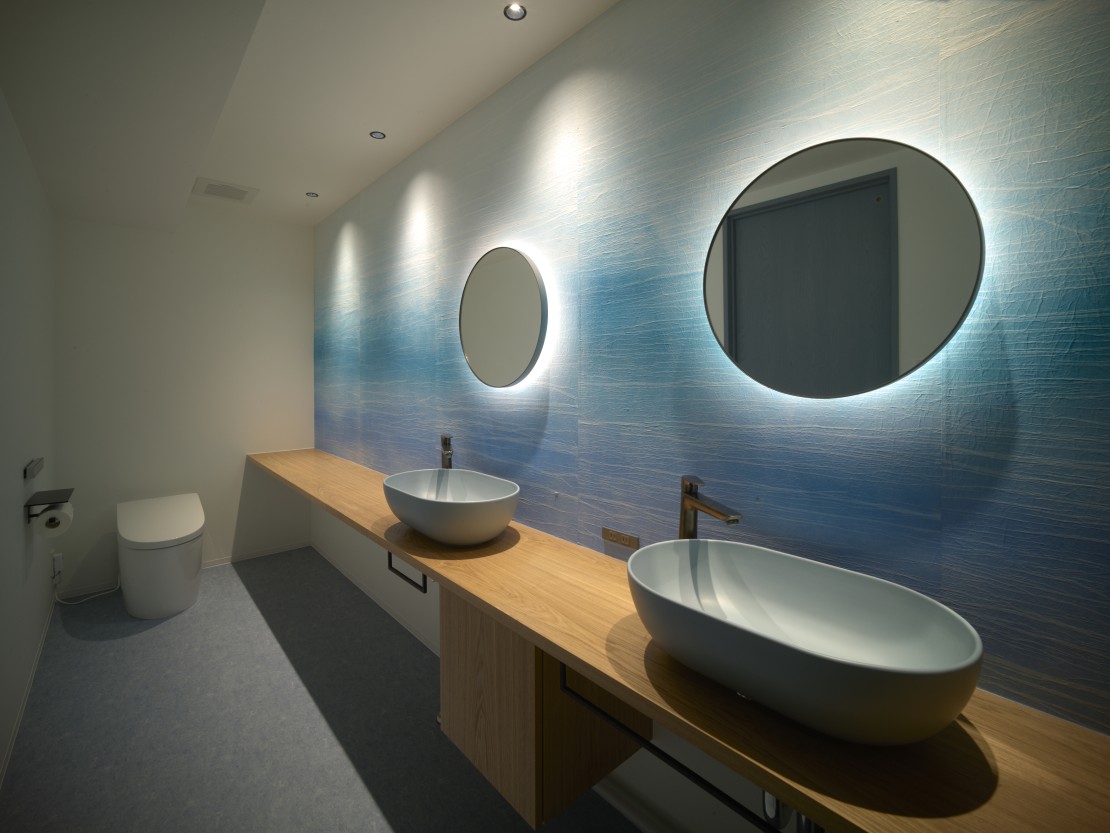 波空-Akazawa-｜静岡県・伊豆高原｜2Fのバスルームです。使いやすい洗面台をご用意しております。