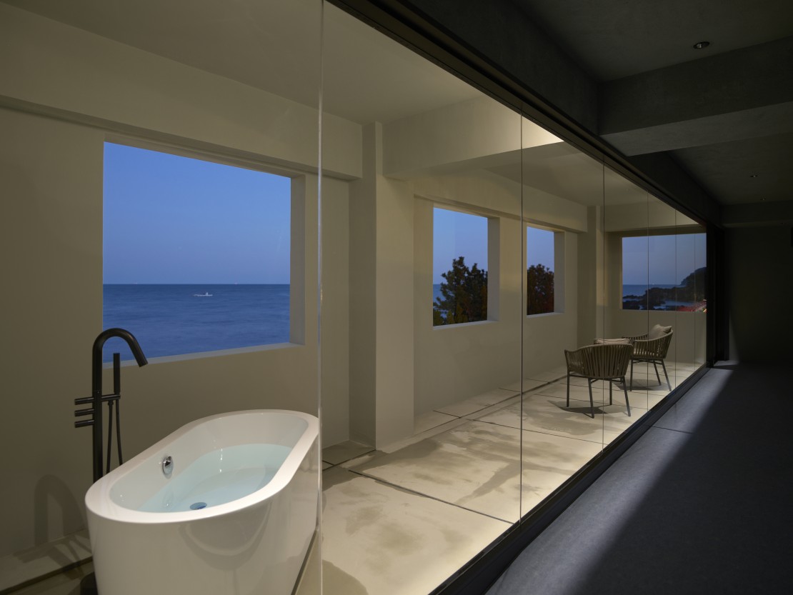 波空-Akazawa-｜静岡県・伊豆高原｜3Fのバスルームです。半露天風呂形式となっております。