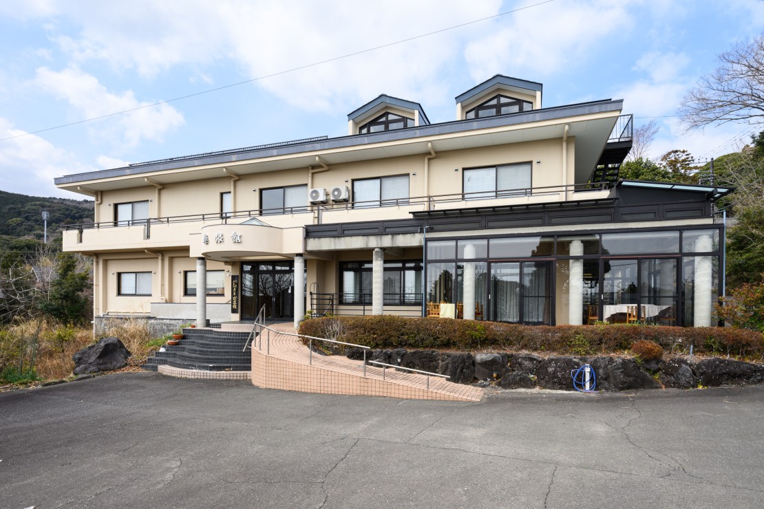 静岡県 伊豆高原のコテージ｜無限館の写真：純和風の佇まいです。