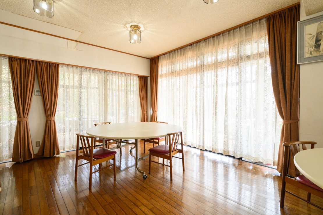 無限館｜静岡県・伊豆高原｜お食事処は広々円卓で。