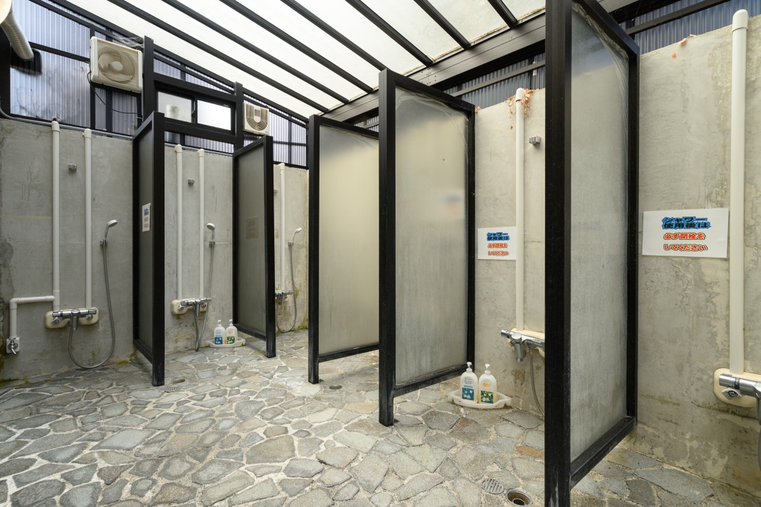 無限館｜静岡県・伊豆高原｜さっと汗を流せるシャワーブース完備。