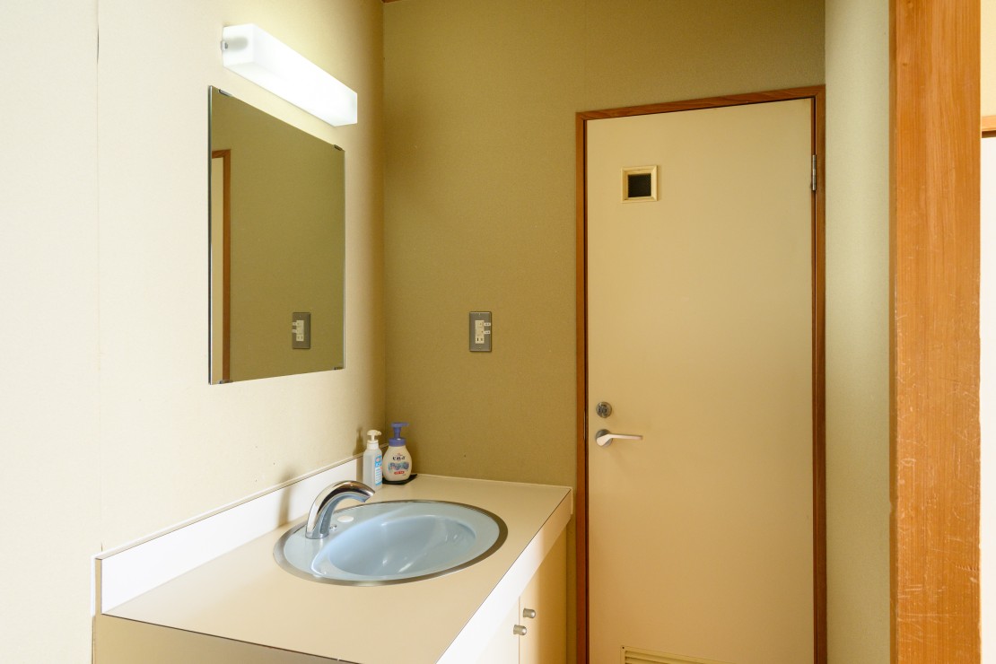 無限館｜静岡県・伊豆高原｜客室内、洗面トイレ。