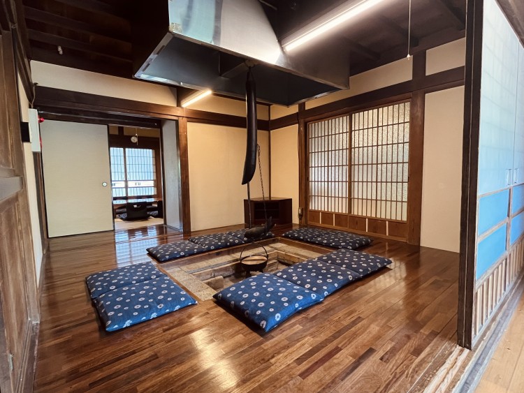 千葉県 勝浦・鴨川のコテージ｜中野屋・母屋の写真：大きな囲炉裏でほっこりできます