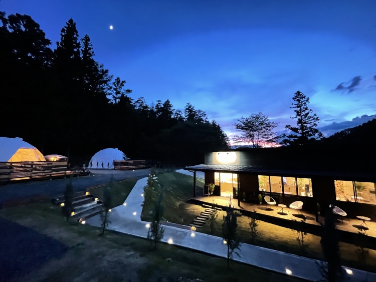 山梨県 大月・都留のグランピング｜WORKATION RESORT THE FORESTの写真：新宿から80分。そこは非日常の森グランピング。