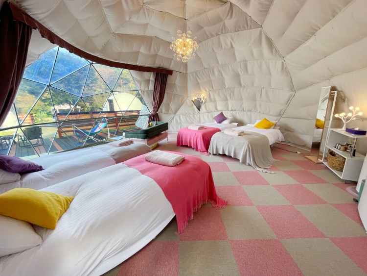 山梨県 大月・都留のグランピング｜WORKATION RESORT THE FORESTの写真：森の中のドームテントは全7棟。可愛いテーマごとインテリアは女性に大人気です。