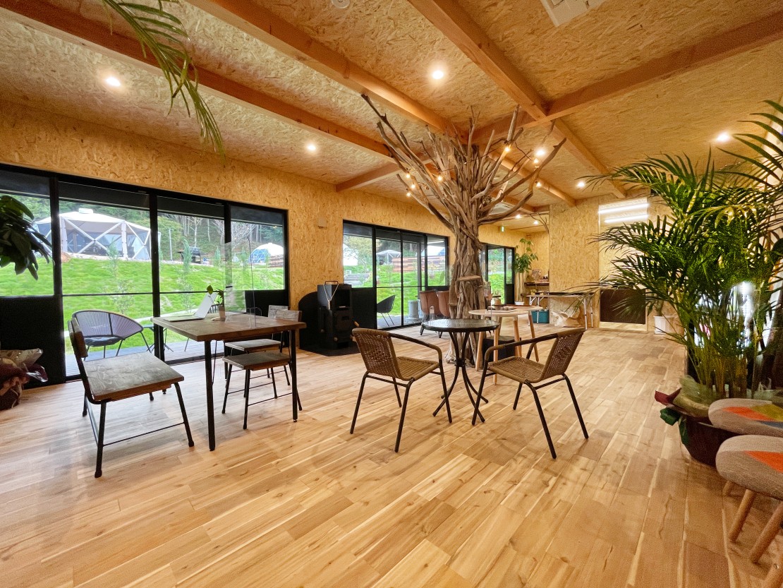 WORKATION RESORT THE FOREST｜山梨県・大月・都留｜オシャレなラウンジではフリードリンク開催中！