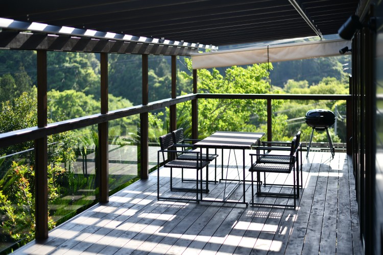 千葉県 勝浦・鴨川のコテージ｜BON-MAL TREEの写真：鴨川の雄大な自然を見渡せるウッドデッキ