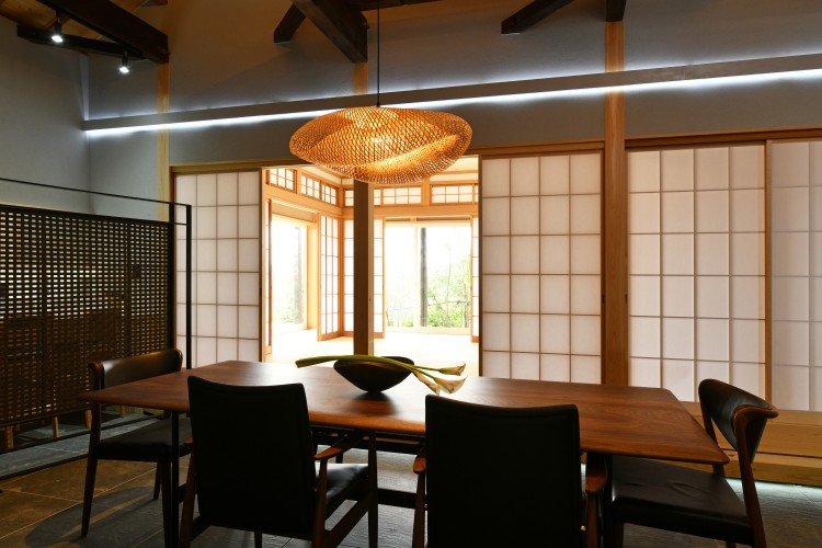 千葉県 勝浦・鴨川のコテージ｜BON-MAL ZENの写真：和モダンな土間リビング