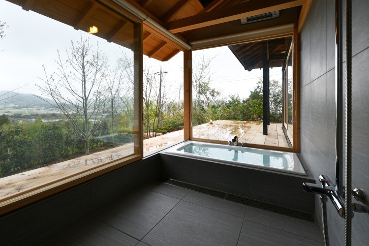 千葉県 勝浦・鴨川のコテージ｜BON-MAL ZENの写真：半露天の明るいバスルーム