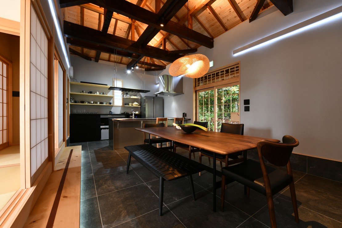 千葉県 勝浦・鴨川のコテージ｜BON-MAL ZENの写真：天井の高い開放的なリビング。大きな対面キッチンも併設されているので、皆さまでお料理作りもお楽しみいただけます。