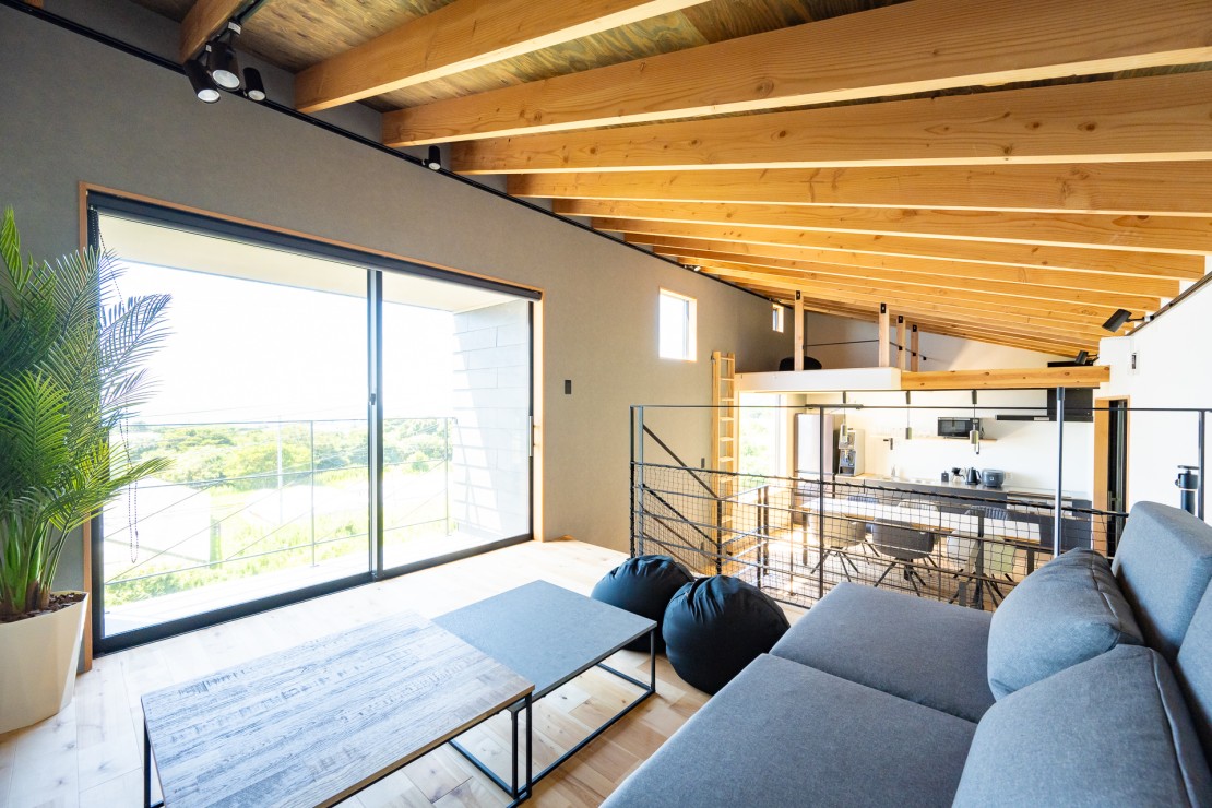 千葉県 勝浦・鴨川のコテージ｜BON-MAL HOLIDAYの写真：開放的なステップフロアの間取り