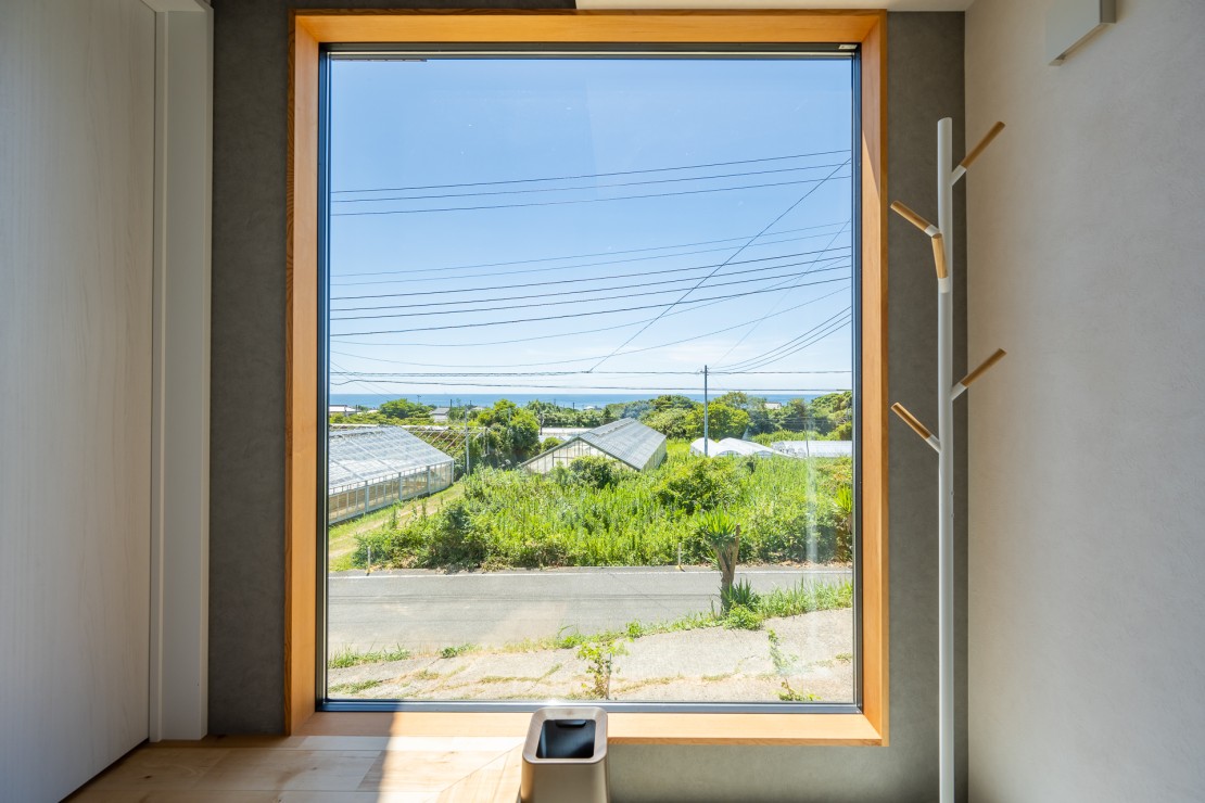 BON-MAL HOLIDAY｜千葉県・勝浦・鴨川｜大きな窓がアイコニックな玄関