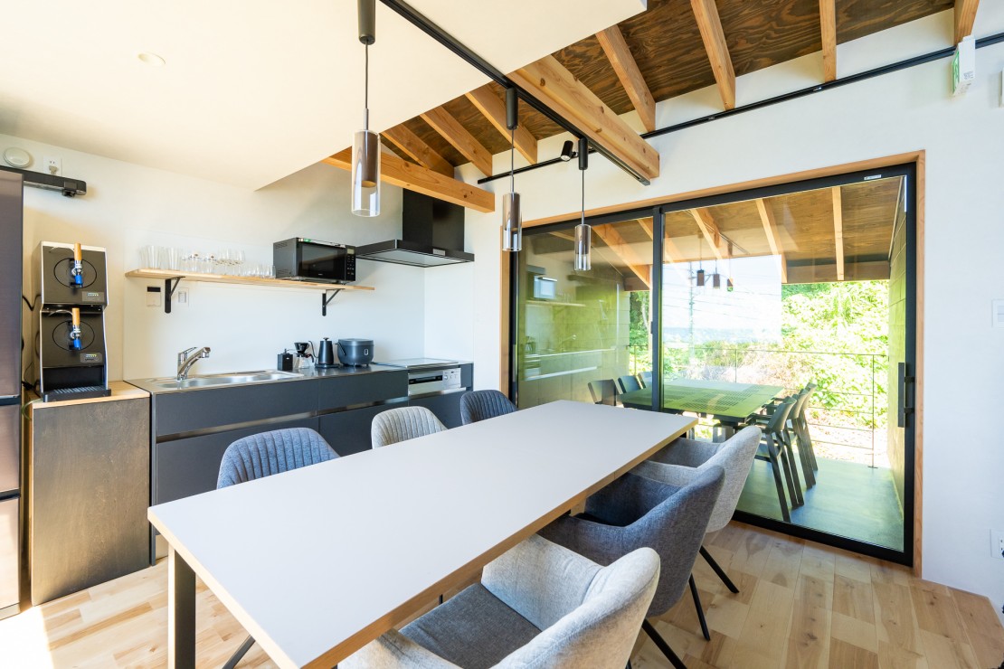 BON-MAL HOLIDAY｜千葉県・勝浦・鴨川｜広々としたダイニングキッチン。BBQの出来るテラスはすぐ隣なので動線もラクラク。