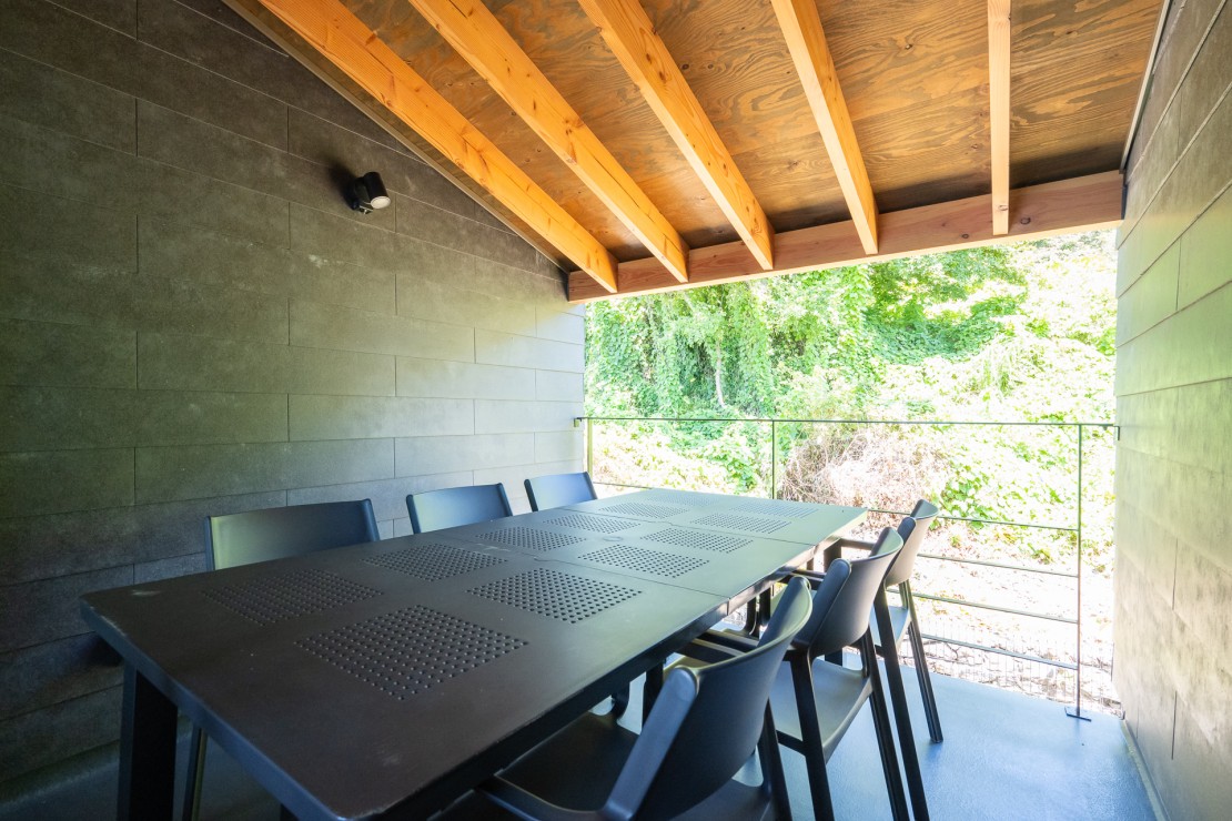 BON-MAL HOLIDAY｜千葉県・勝浦・鴨川｜屋根付きテラスでは雨の日や陽射しが強い日も安心してＢＢＱが楽しめます。