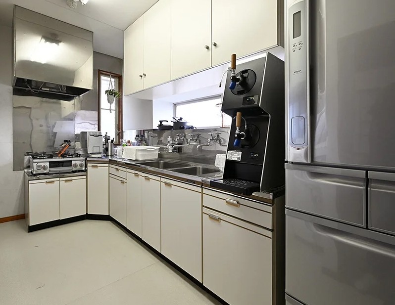 HIROBA　BY　BON-MAL｜千葉県・勝浦・鴨川｜広いキッチンでお料理していただけます。調理器具、皿類・カトラリー・グラス類も人数分完備。冷蔵庫も大型なので沢山買い出ししても大丈夫！