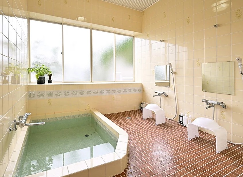 HIROBA　BY　BON-MAL｜千葉県・勝浦・鴨川｜明るいバスルームは同時に２－３名様が一緒にご利用いただけます。バスルームは全部で２つ、シャワールームは裏口から直接入れるので、海水浴の後も便利です♪