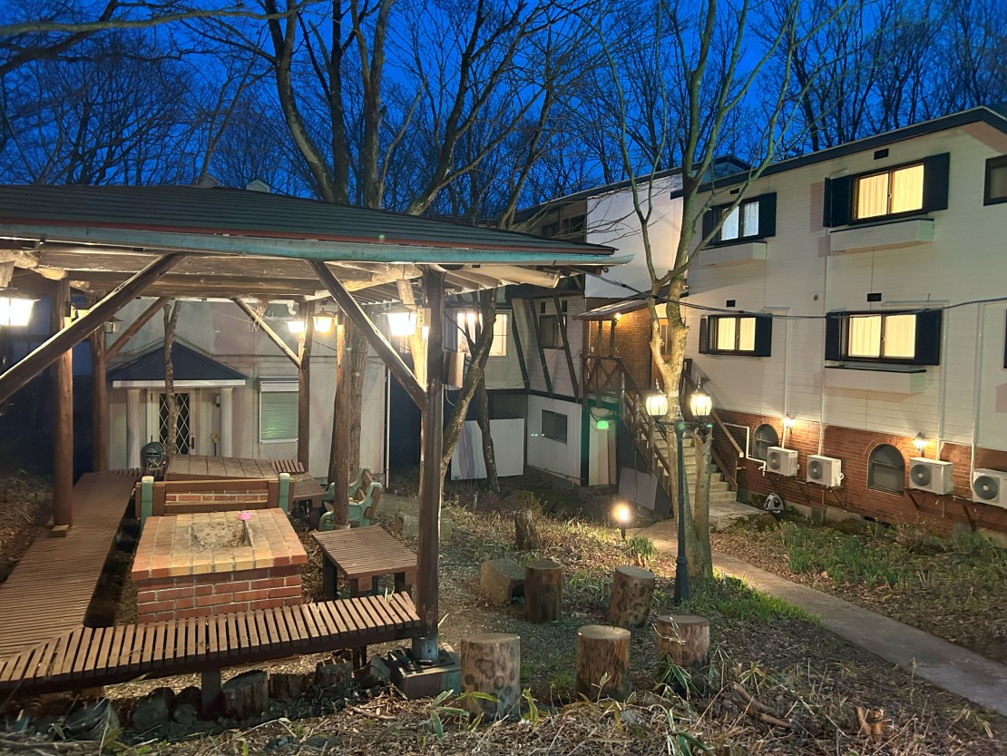 栃木県 那須・板室のコテージ｜那須アニバーサリーの写真：建物・屋根付きBBQスペース