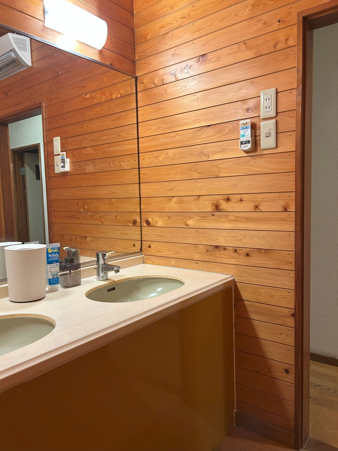 那須アニバーサリー｜栃木県・那須・板室｜洗面スペース。寒い季節は洗面用の暖房であったか。