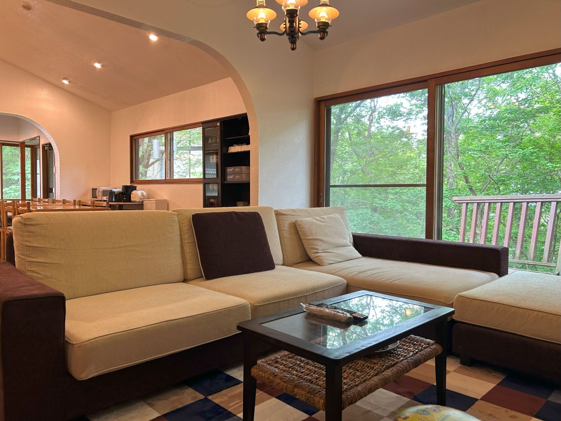那須アニバーサリー｜栃木県・那須・板室｜リビングにはゆったりくつろげるソファー、50インチのテレビ