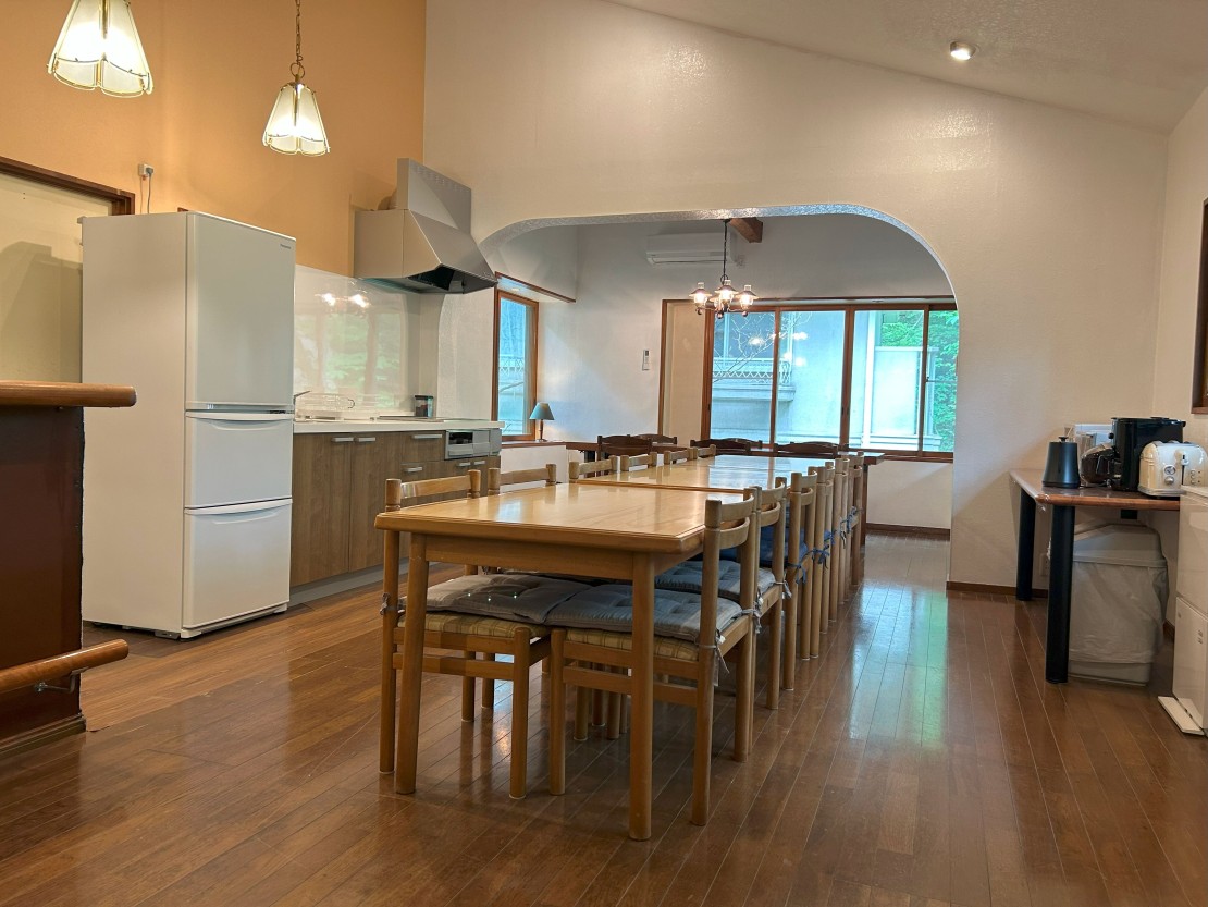 那須アニバーサリー｜栃木県・那須・板室｜ダイニングスペースは広く、大人数でもゆったり過ごせます