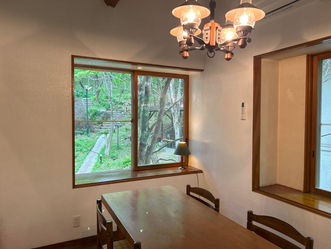 那須アニバーサリー｜栃木県・那須・板室｜ダイニングからお庭の風景を眺めながら…