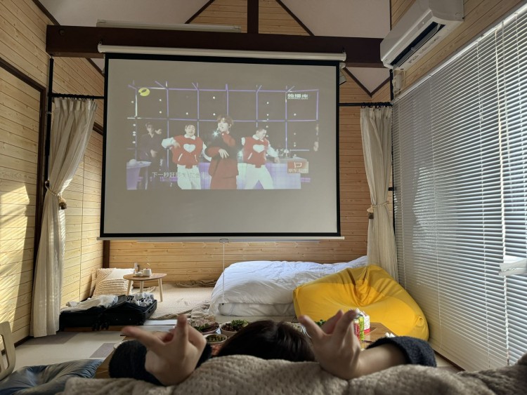 静岡県 熱海のコテージ｜Sound Villa（サウンドヴィラ）の写真：ホームシアタも楽しめます。