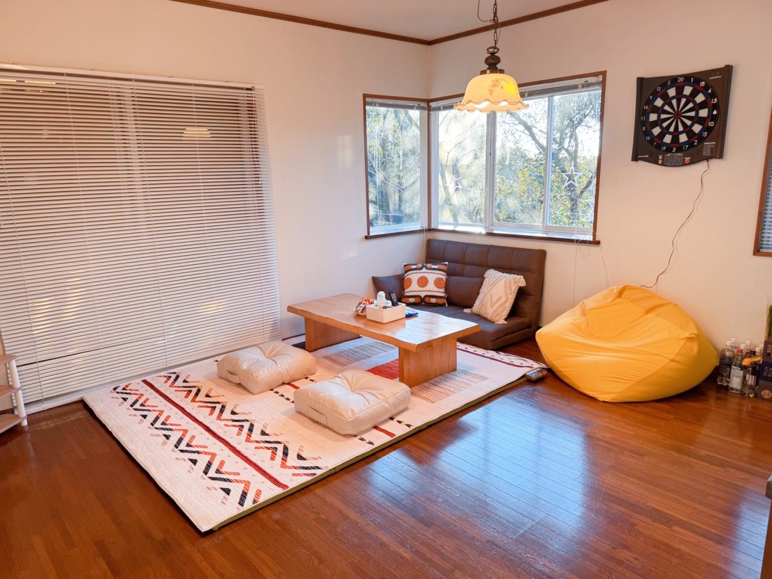 Sound Villa（サウンドヴィラ）｜静岡県・熱海｜一階リビングのテーブルエリア