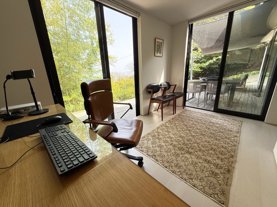 バケーションホーム＆アトリエール VILLA PINECOVE｜千葉県・館山・南房総｜開放的なスタディルームでは、リラックスしながら仕事や勉強に集中する事が出来る新しいワーケーションの形を提供します。