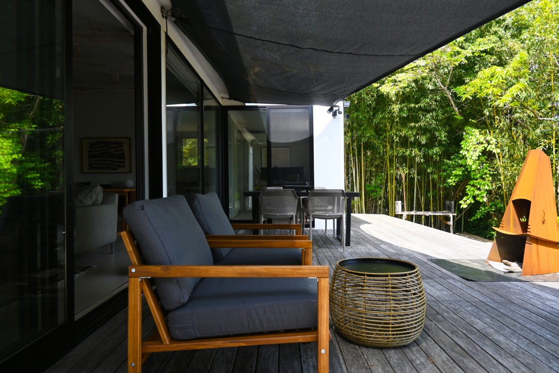 バケーションホーム＆アトリエール VILLA PINECOVE｜千葉県・館山・南房総｜開放感のあるテラスで、喧騒を忘れて自然との一体感を味わうことができます。