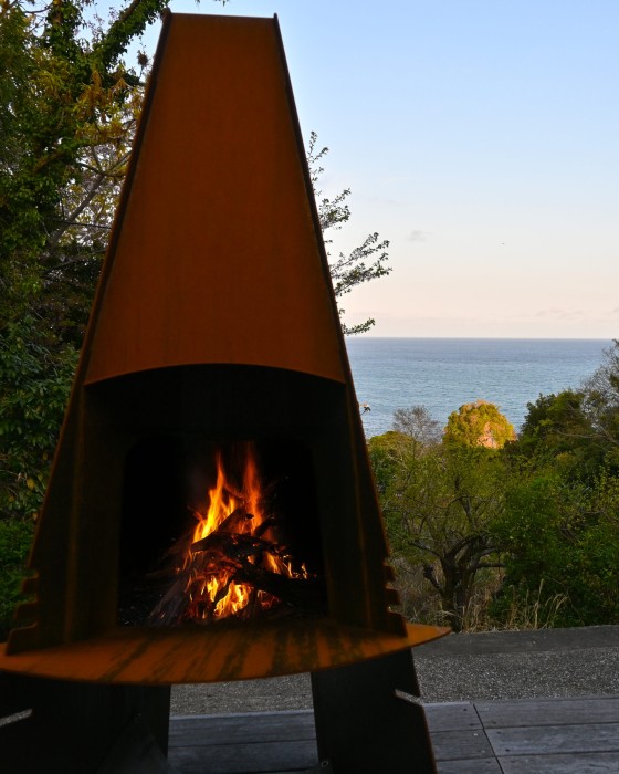 千葉県 館山・南房総の貸別荘・コテージ｜バケーションホーム＆アトリエール VILLA PINECOVE：薪ストーブ