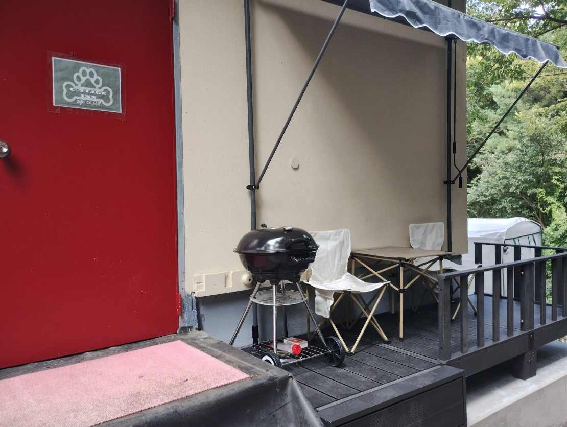 静岡県 伊東・宇佐美・川奈のコテージ｜コテージinZYX（ジィックス）の写真：入口ウッドデッキ