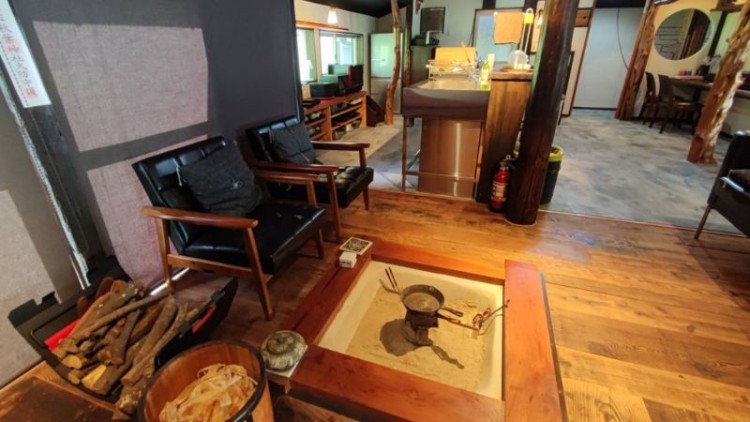 愛知県 三河のコテージ｜Community＆Stay 古民家 SOの写真：囲炉裏や薪ストーブで炎を囲む