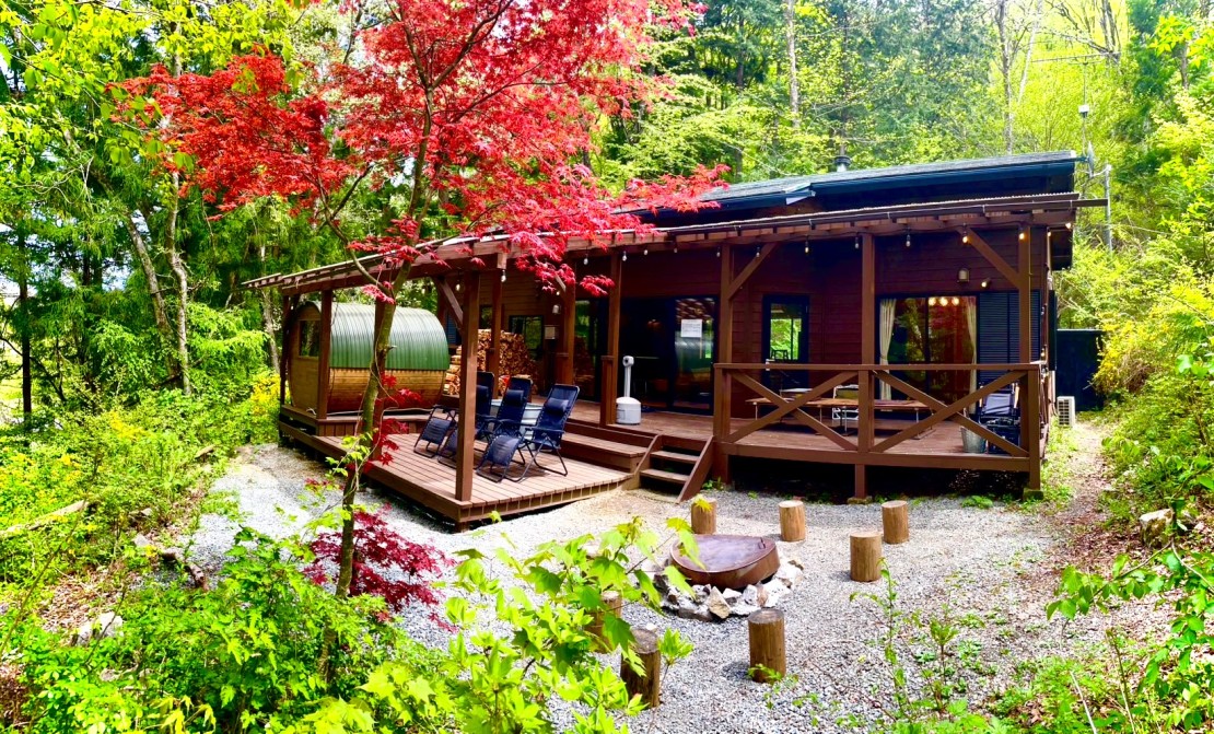 山梨県 大月・都留のコテージ｜ぽつんと荘道志の写真：森の中にぽつんと佇み自然を満喫