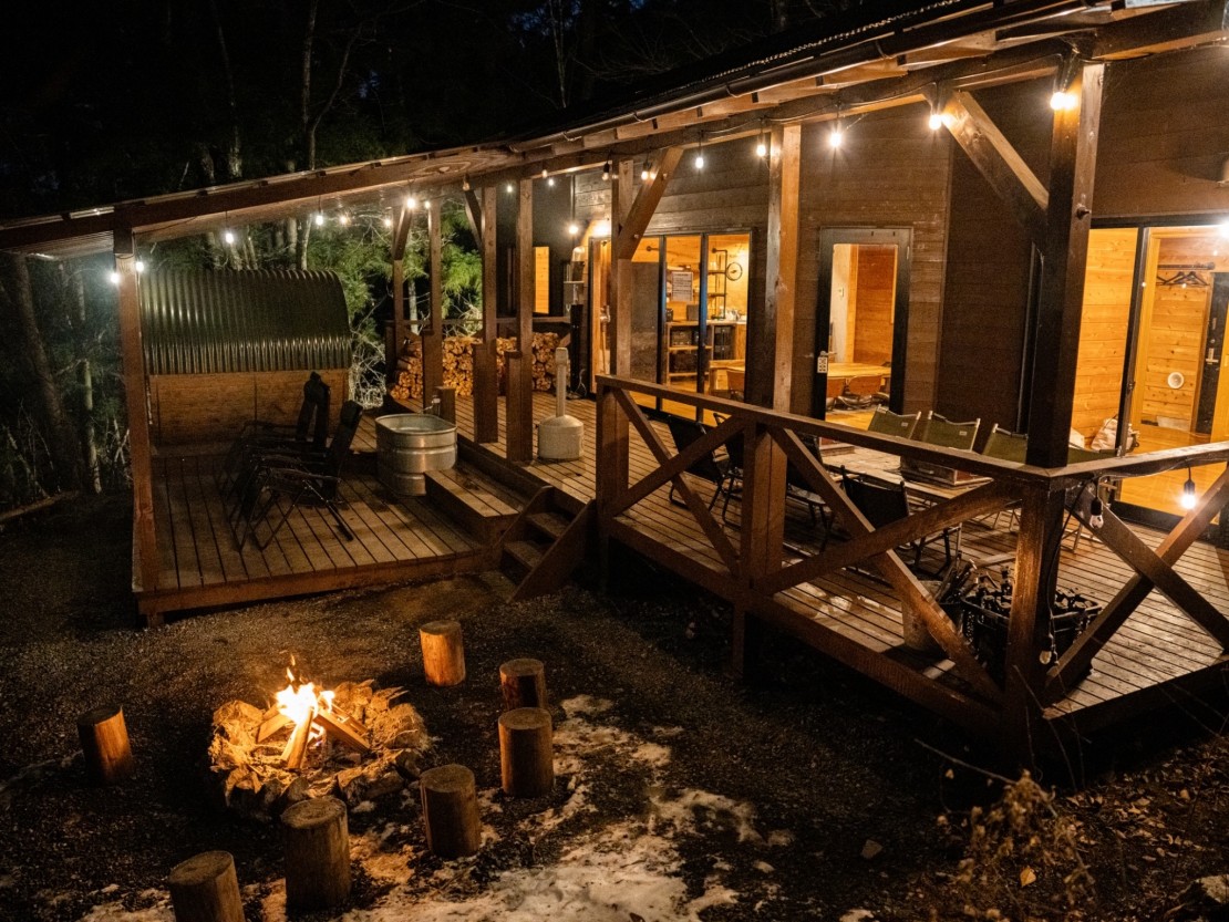 ぽつんと荘道志｜山梨県・大月・都留｜夜は焚火に花火