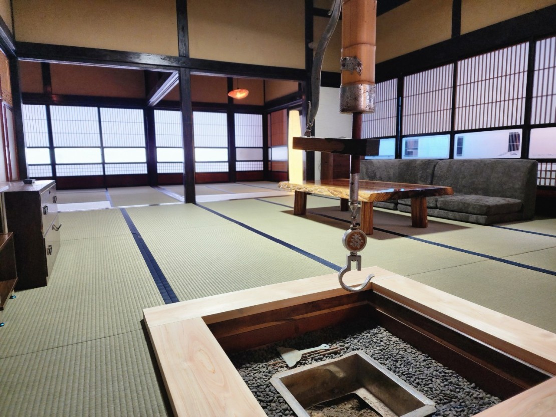 いにしえの宿おへそ｜山形県・米沢・置賜｜テレビ完備の囲炉裏の間はくつろぎ空間として、奥の上段の間、二の間は寝室としてご利用いただけます。